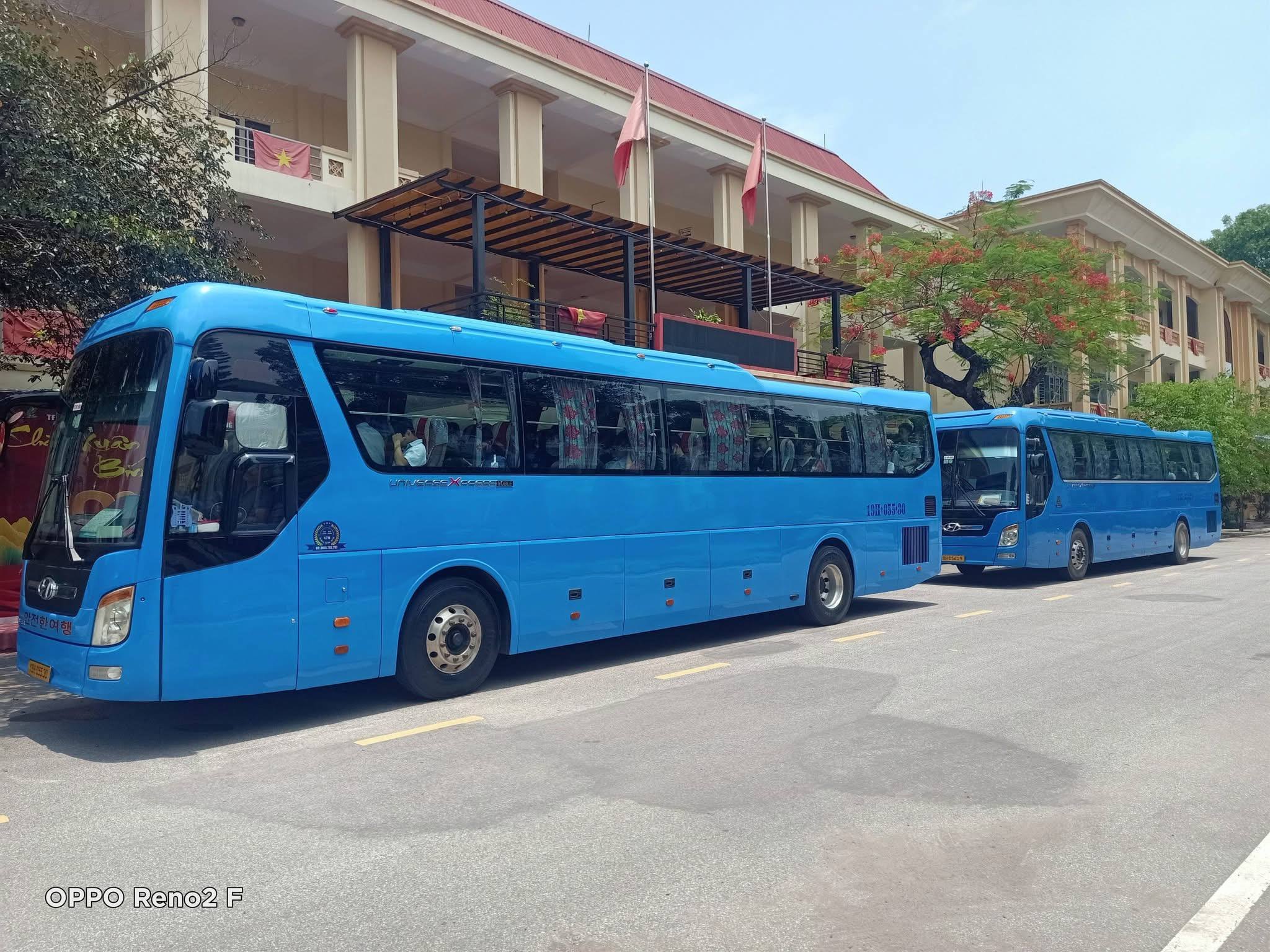 Đội xe khách du lịch màu xanh