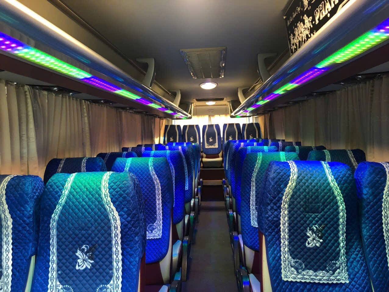 Nội thất xe khách với ghế bọc xanh