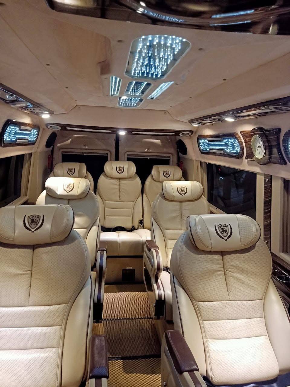 Nội thất limousine ghế da sáng màu