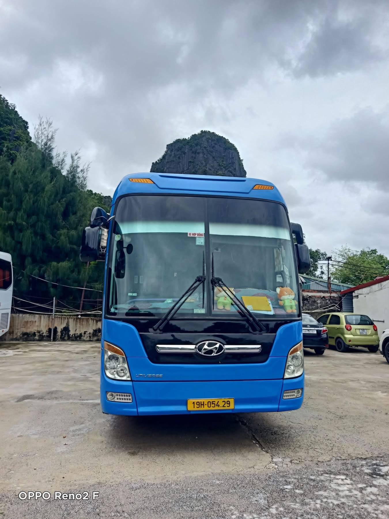 Xe khách màu xanh dương nhìn chính diện