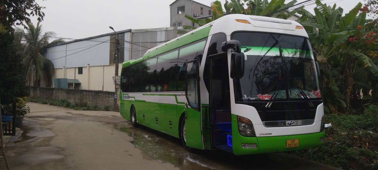 Xe khách màu xanh của Phương Đông SQ